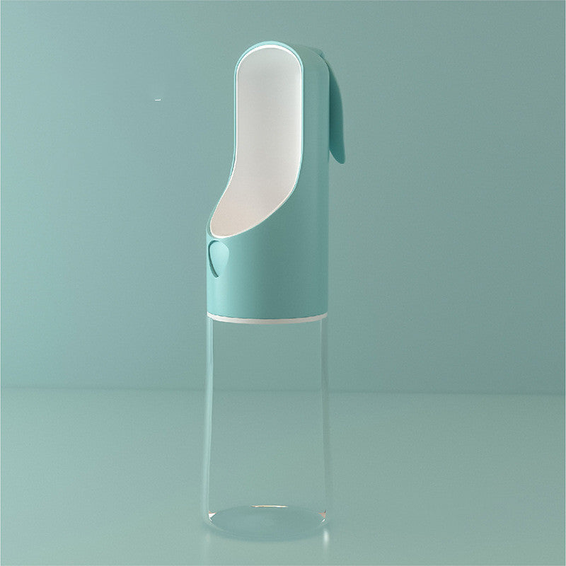 tragbare Trinkflasche in blau vor blauem Hintergrund