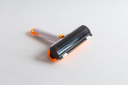 Weiße-orange Haustier-Haarentfernungsbürste von oben
