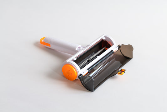 Weiße-orange Haustier-Haarentfernungsbürste von oben geöffnet