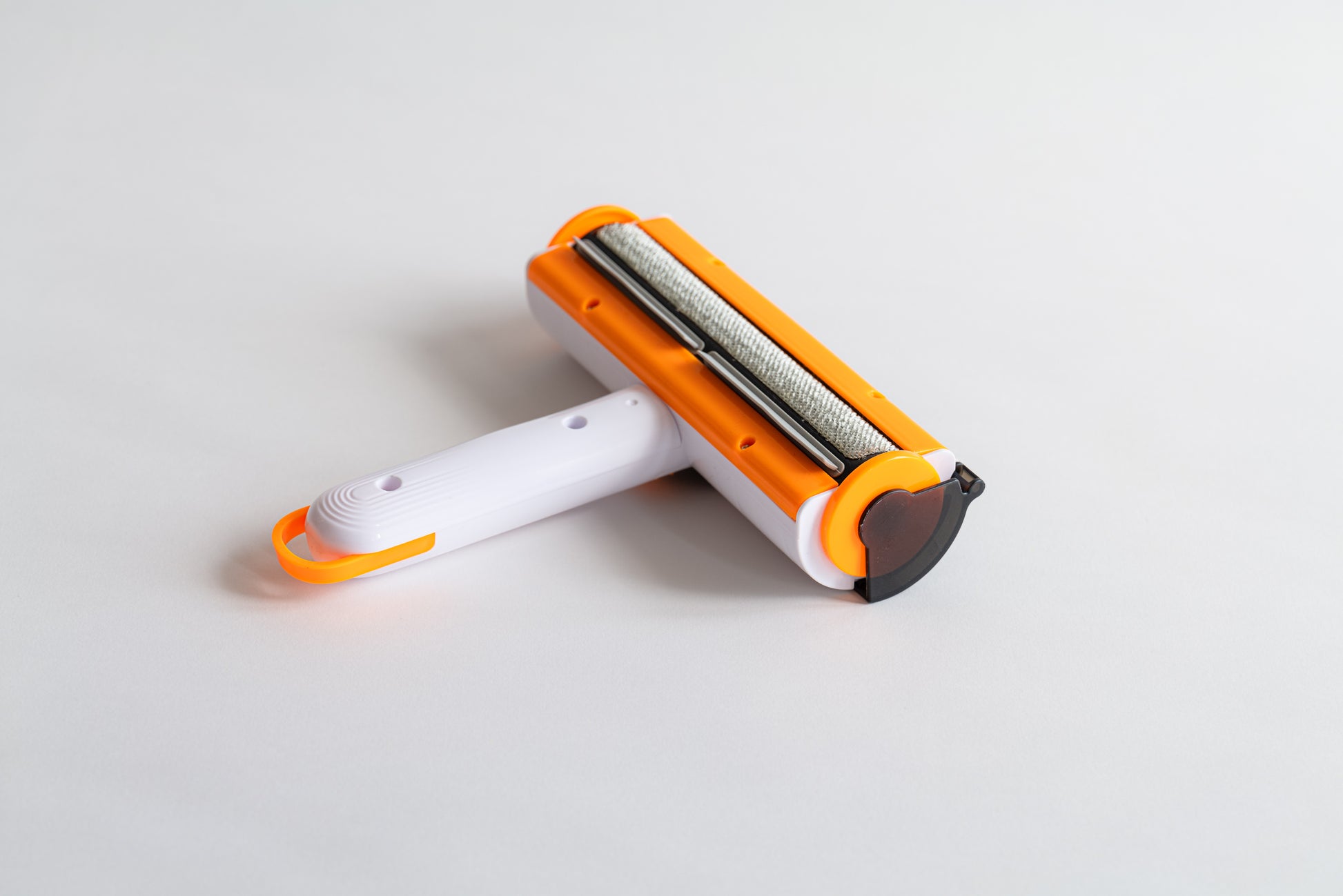 Weiße-orange Haustier-Haarentfernungsbürste von unten