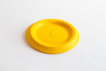 hundefrisbee in gelb von schräg oben